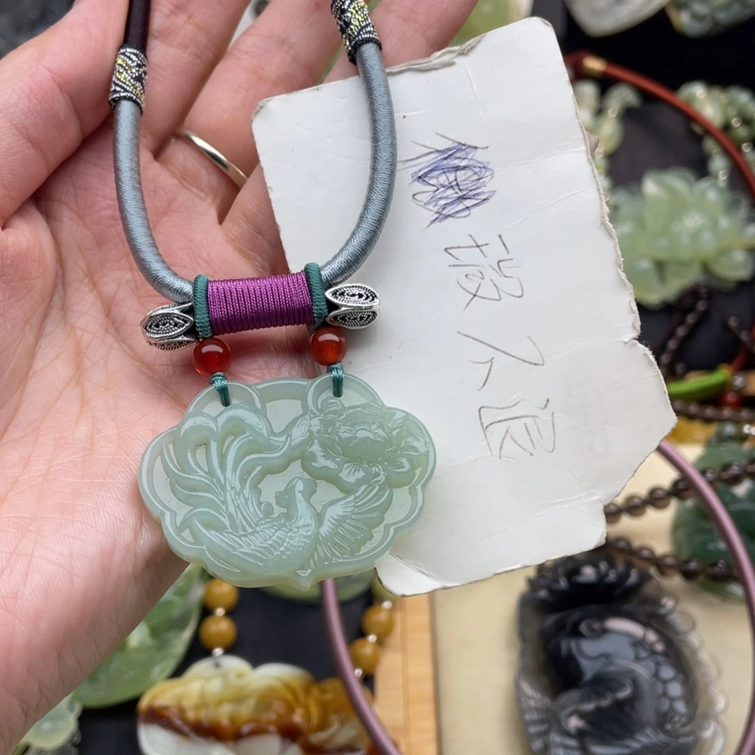 蛇纹石玉颈饰未镶嵌