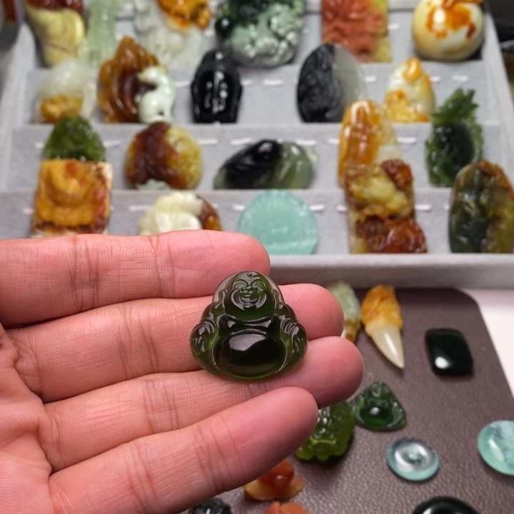 黄***烨蛇纹石玉未镶嵌颈饰