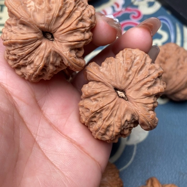文玩核桃把件弓*。血麒麟