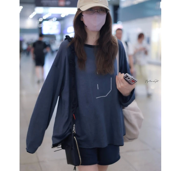 姜妍藏蓝色印花长袖t恤女秋圆领宽松韩系简约休闲慵懒松弛感上衣