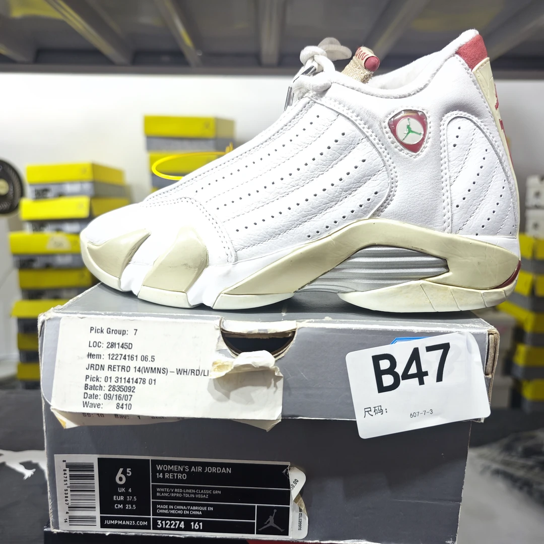 nike 白色运动鞋 全新原盒 37.5码 bai 12.4 B47