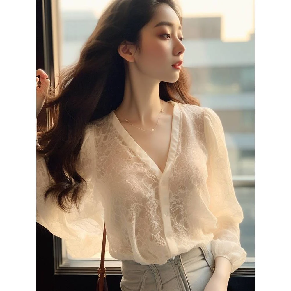 2025夏季新款上衣法式温柔洋气高贵别致漂亮米白色V领蕾丝衬衫女