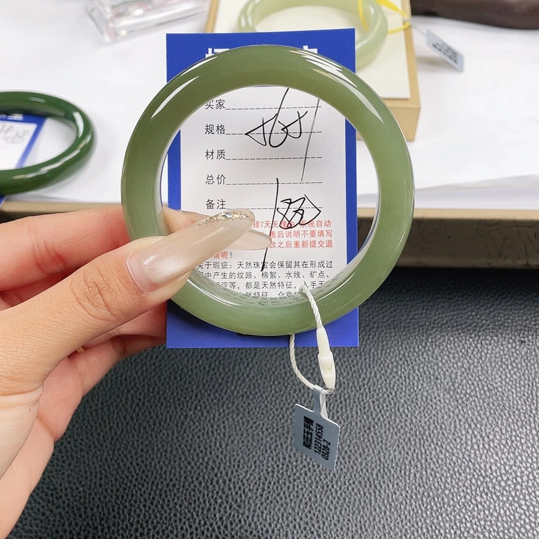 和田玉未镶嵌手镯