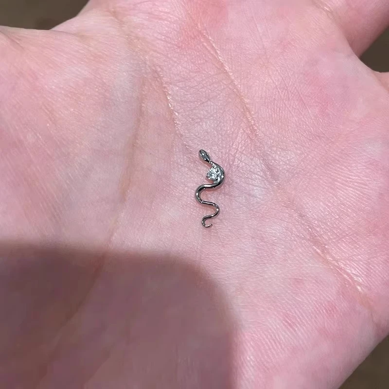 铜合金合成锆石耳饰 冷淡风爆闪灵蛇耳骨钉2025年新款高级感耳钉