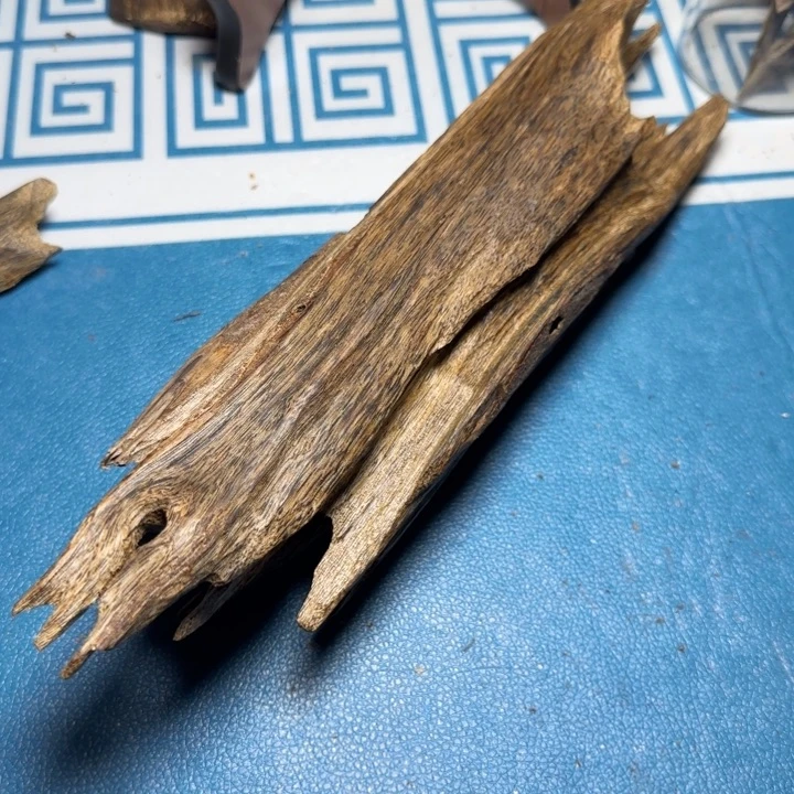 牧***人木质绿奇陆河虫漏摆件255克