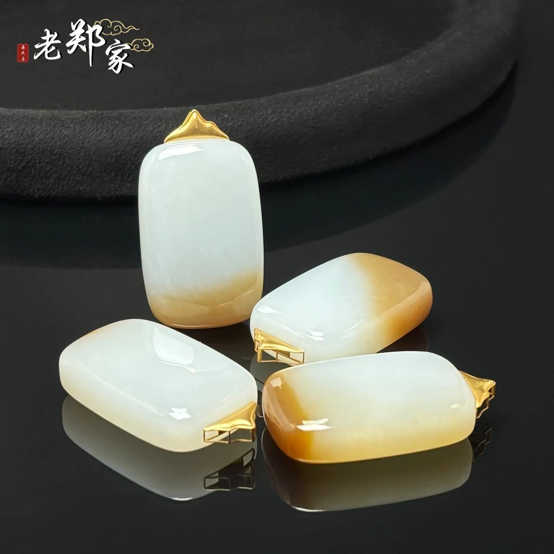 【老郑家】18K金和田玉无事牌吊坠 3615-1 多样性发1件约40*26*11mm