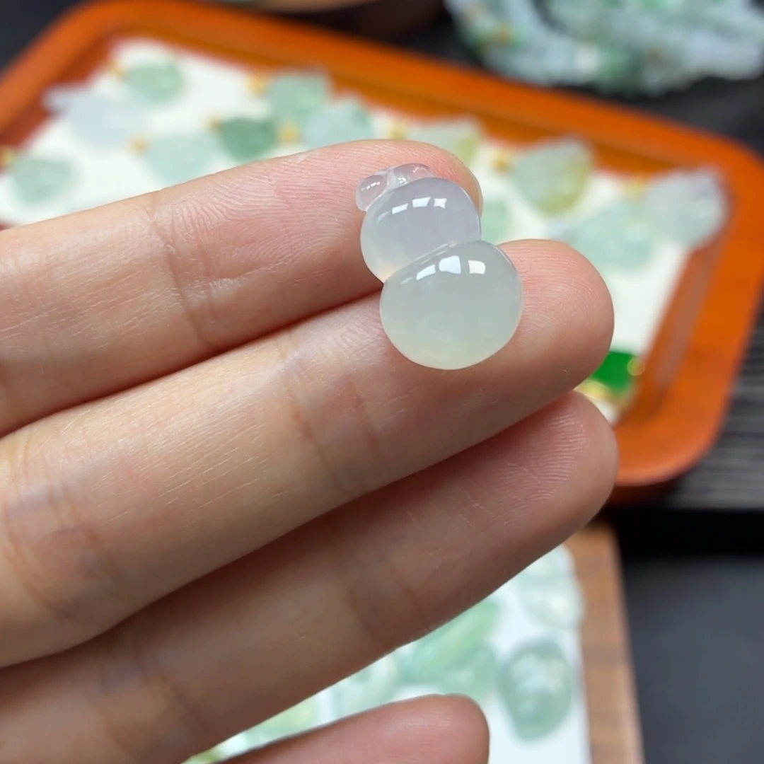 翡翠未镶嵌颈饰葫芦