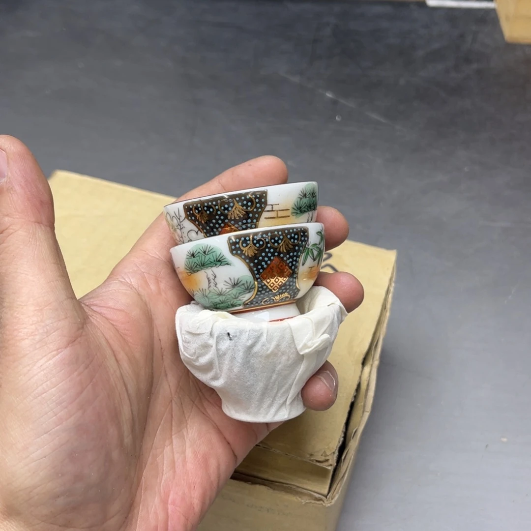 瓷片乔*密密麻麻地排列在一起