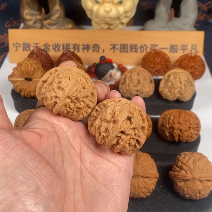 文玩核桃吊坠白狮子