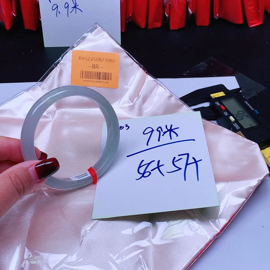 翡翠未镶嵌手镯103。