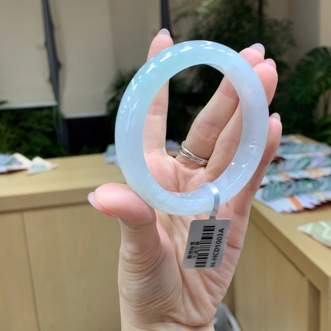翡翠手镯未镶嵌不退不换