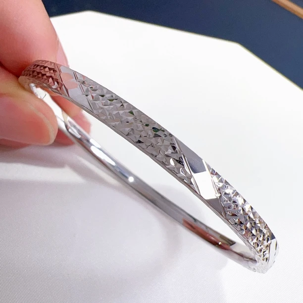 「阿英铂金」PT950铂金蜜棱形车花贵妃卡扣手镯