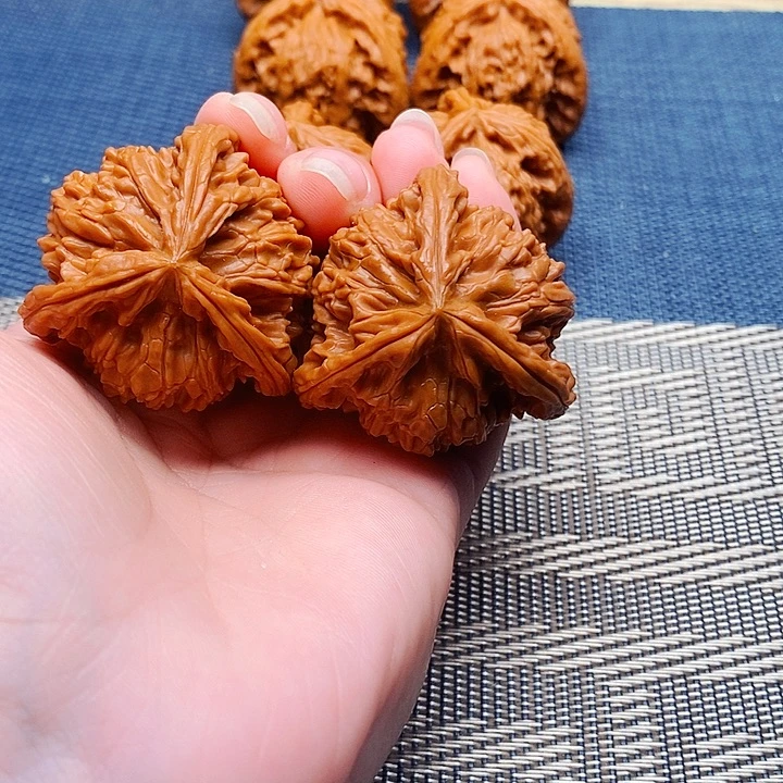 角***牛文玩核桃吊坠三棱