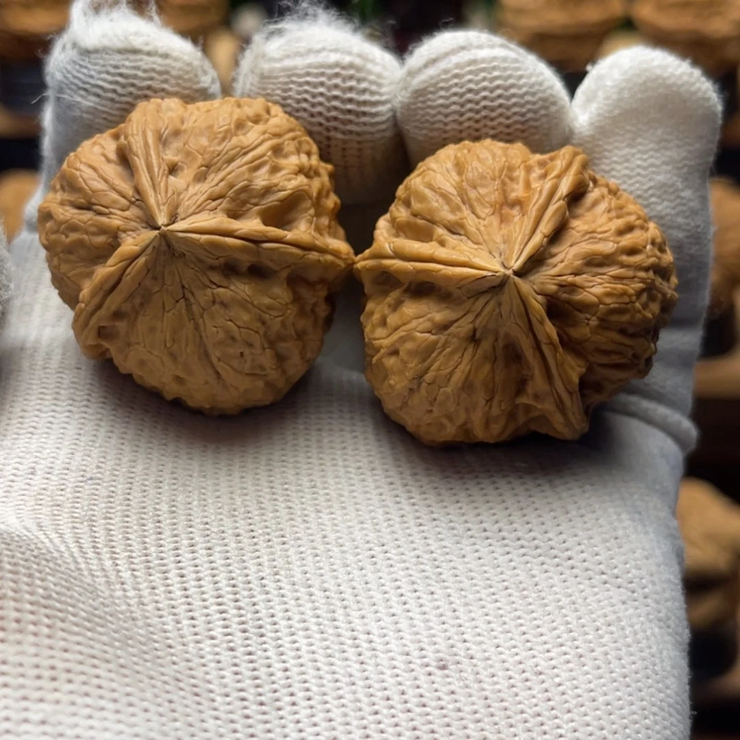 核桃36mm蒜瓣底三棱 44克