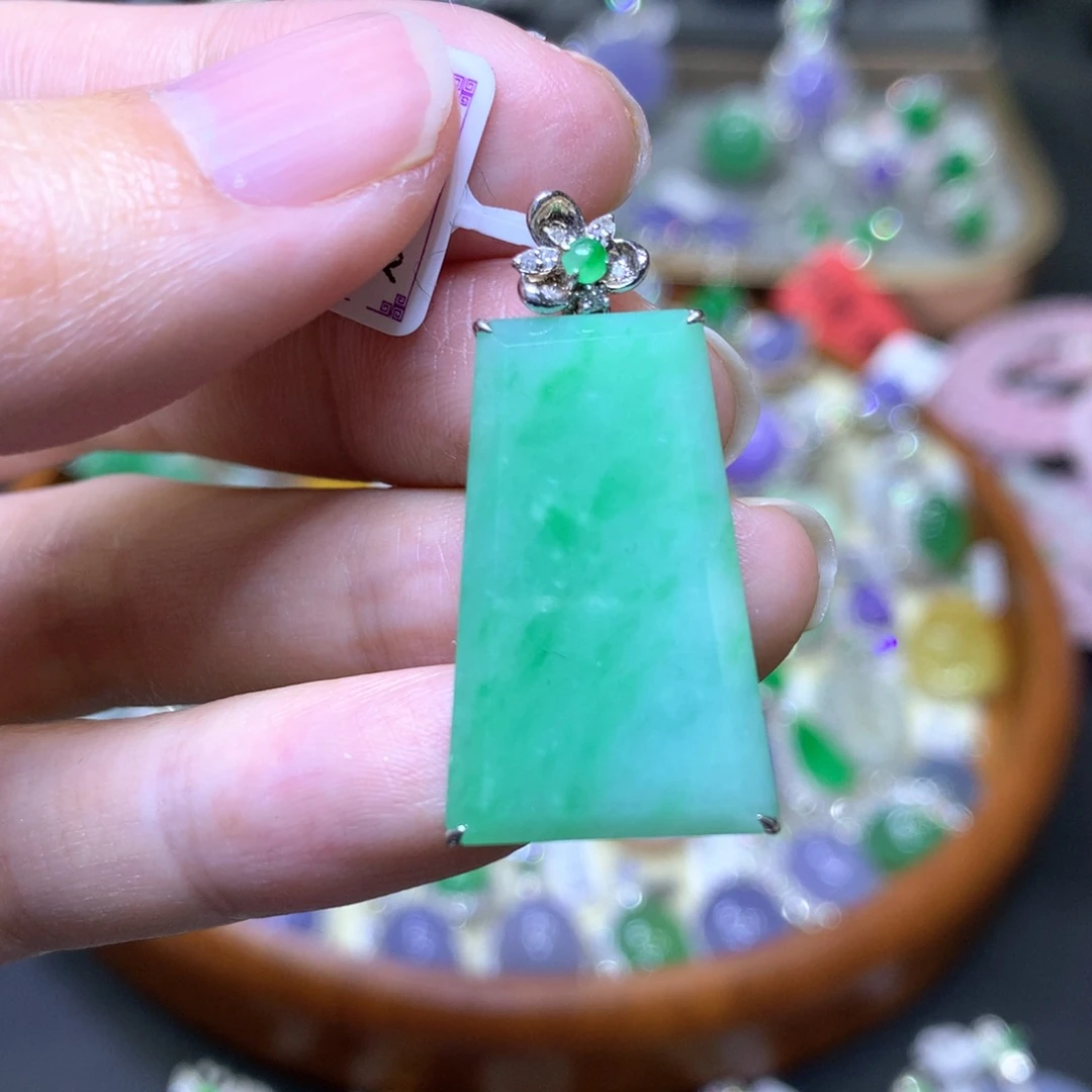 【闪购商品】翡翠颈饰18K金镶嵌翡翠吊坠项链