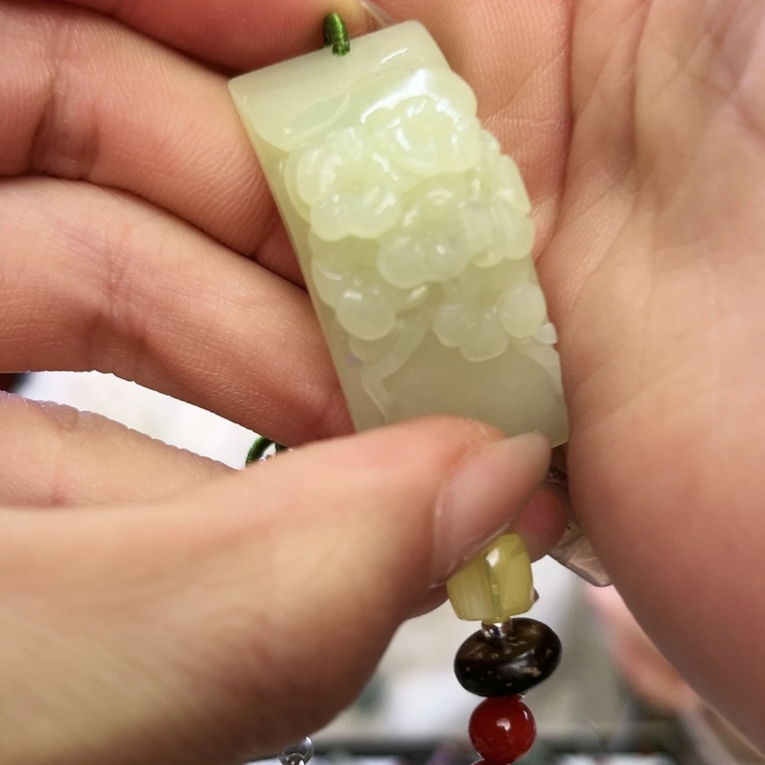 和田玉颈饰未镶嵌梅花