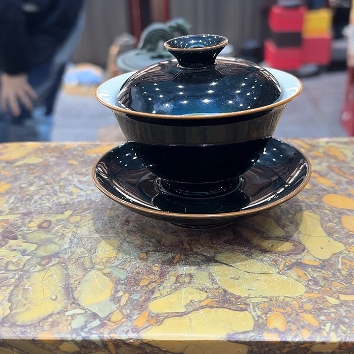 高足盖碗一个，瓷。品茗的好