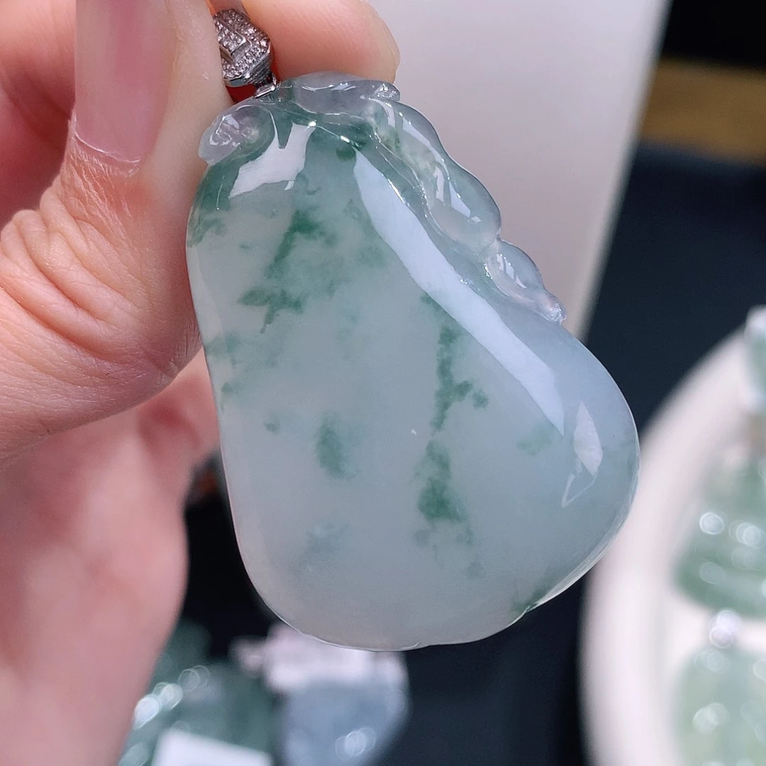 颈饰18K金镶嵌翡翠飘花大福瓜