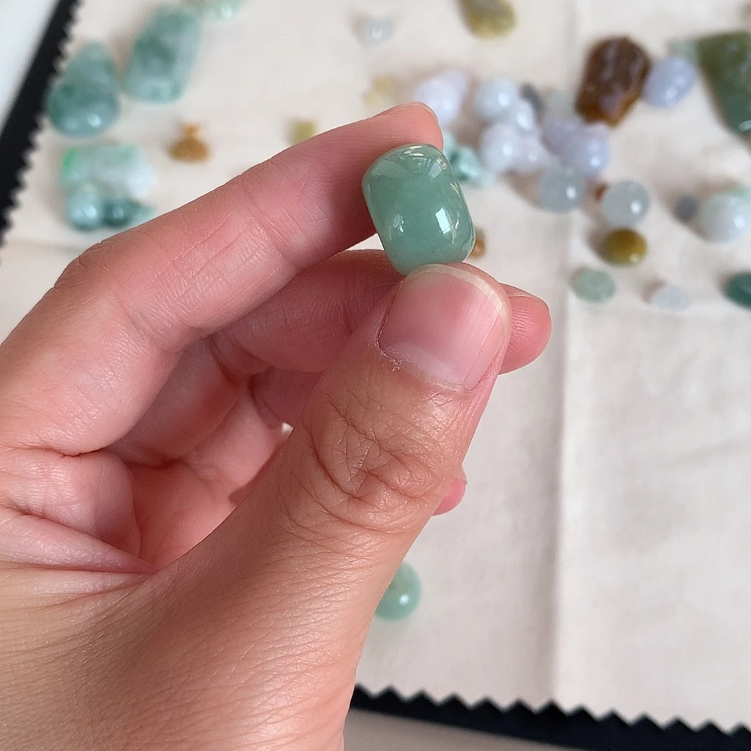 翡翠未镶嵌颈饰路路通