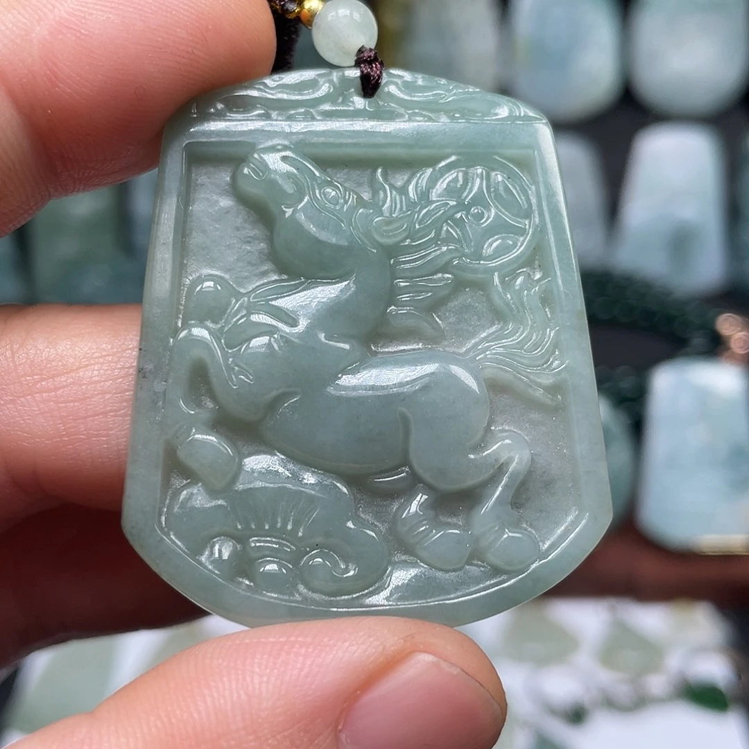 翡翠未镶嵌颈饰马牌