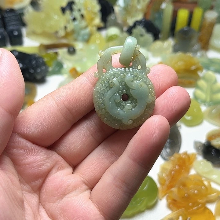 未镶嵌蛇纹石玉颈饰