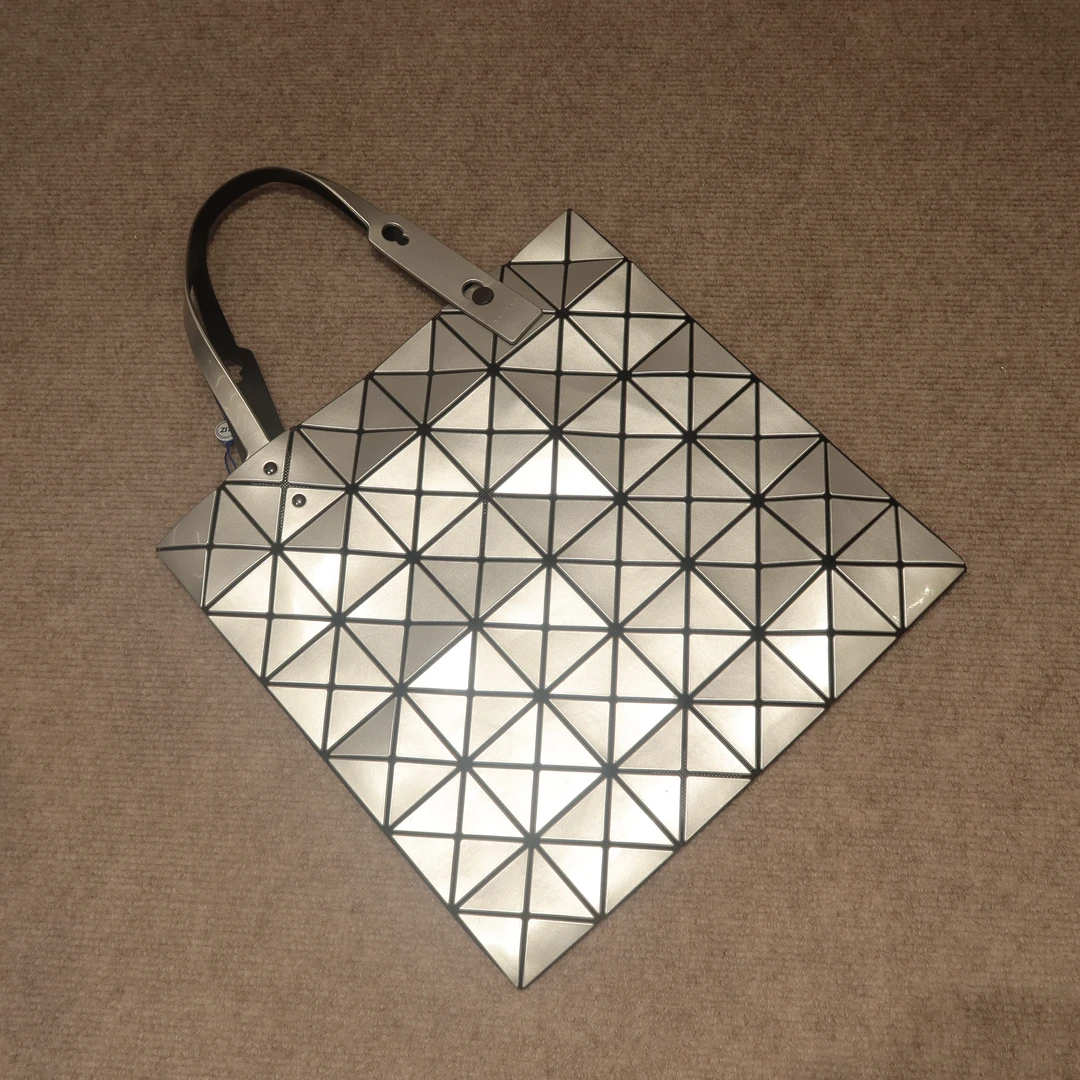 95新 Issey Miyake/三宅一生 银色6格三宅单肩包 3260109010258