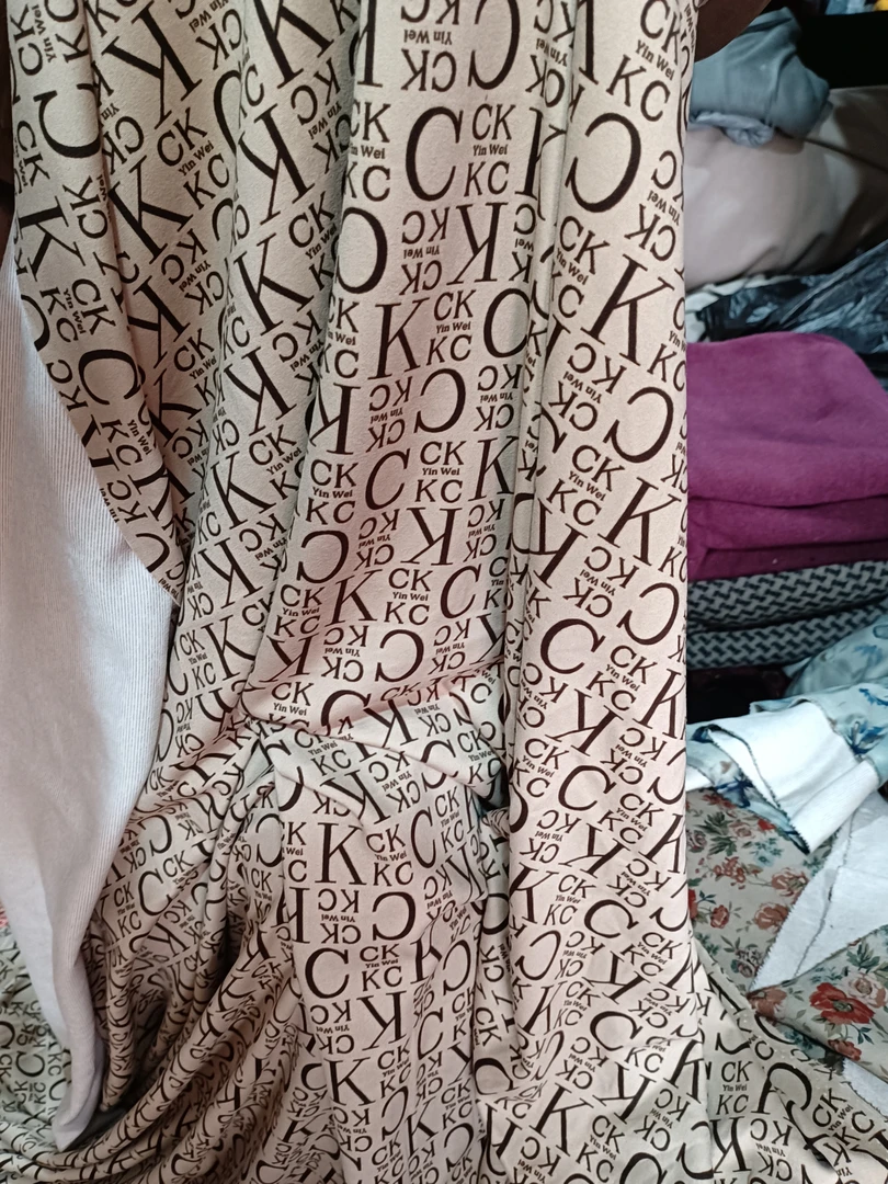 蚕丝浅底字母2米服装面料