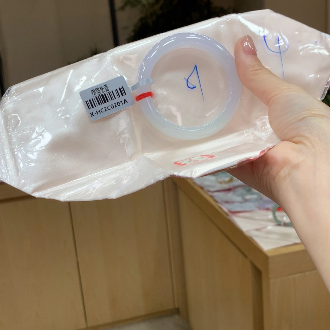 翡翠手镯未镶嵌不退不换