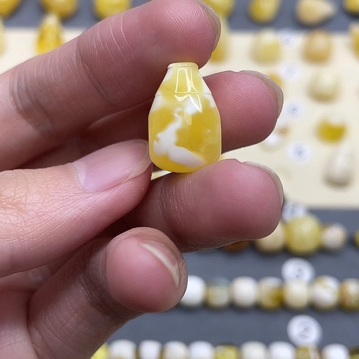 琥珀裸石未镶嵌周金白