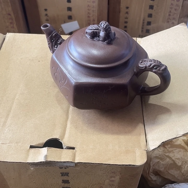 紫砂茶壶原矿原料手工制作的一把紫砂壶。