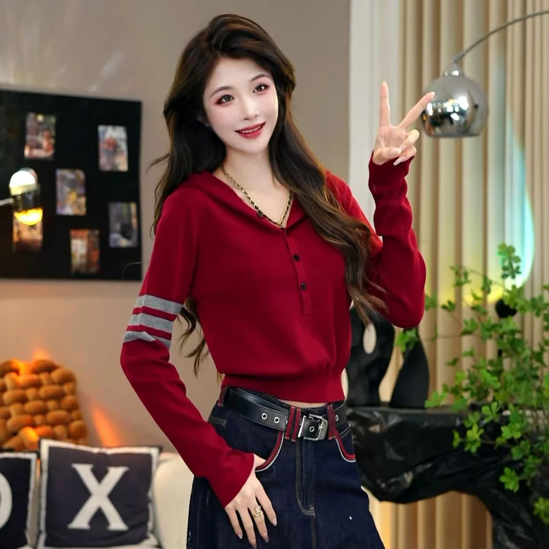 笑歌-三条杠设计连帽撞色纽扣套头针织毛衣-百搭针织衫