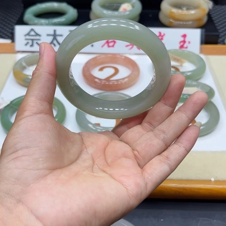 石英质玉手镯未镶嵌沉*
