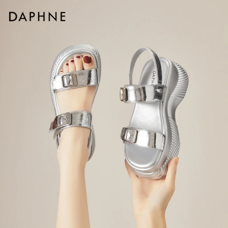 Daphne/达芙妮银色一字凉鞋女夏季爆款小个子厚底沙滩休闲罗马鞋