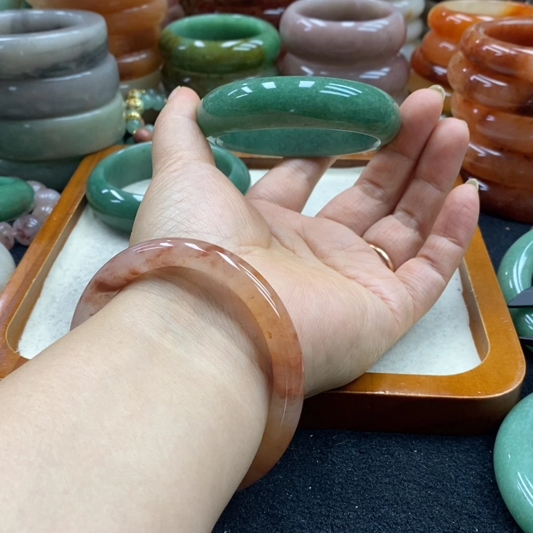 陈***像石英质玉未镶嵌手镯