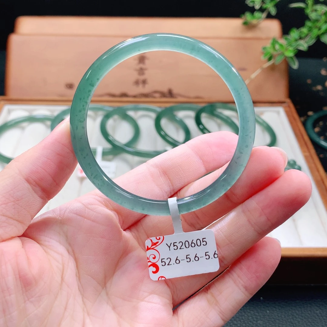 翡翠手镯（圆镯）未镶嵌