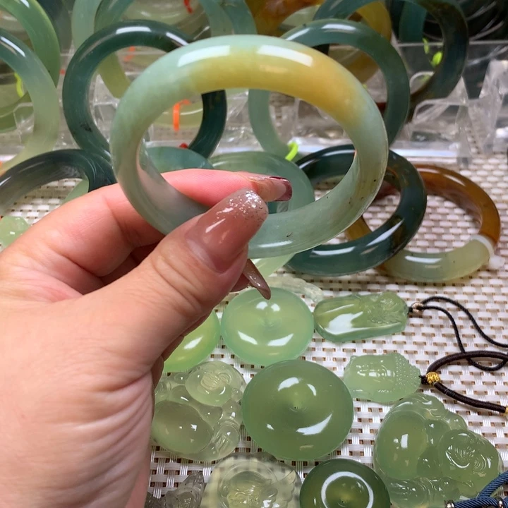 蛇纹石玉手镯52圈口微瑕未镶嵌