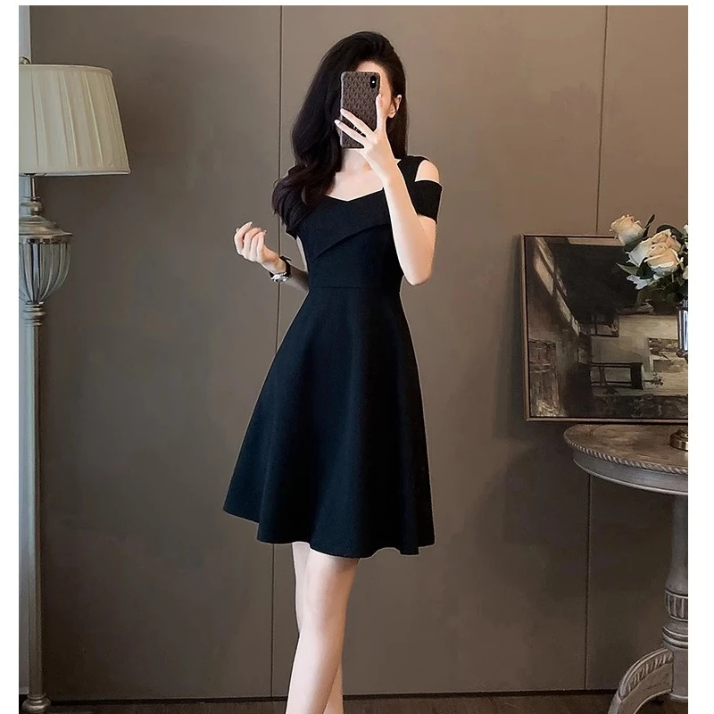 黑色法式露肩连衣裙女高端上档次小黑裙气质显瘦收腰宴会a字裙子