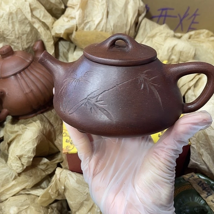 紫砂茶壶矿泥料，手工制作的一把紫砂壶。