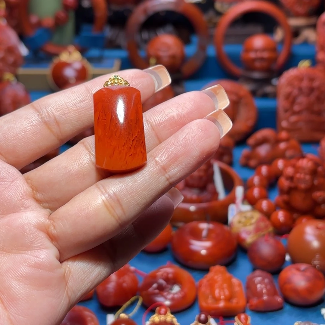 18K金镶嵌雕刻南红玛瑙