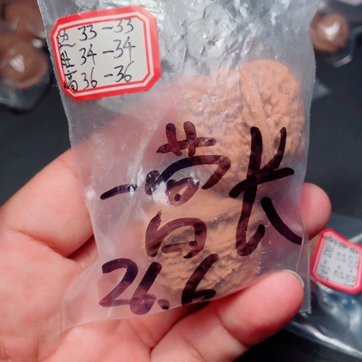 一***长手串桃核南疆石狮子头。