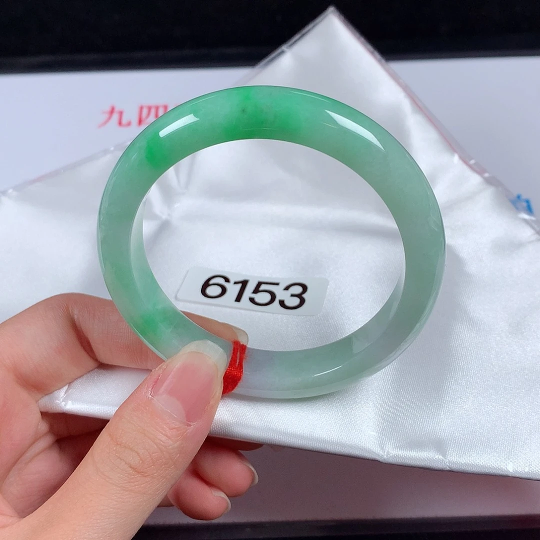 翡翠手镯未镶嵌56。