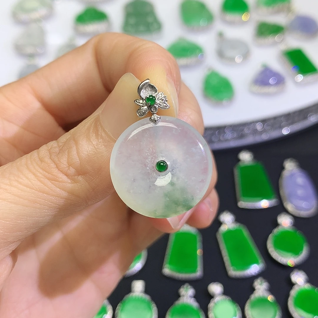 翡翠18K金镶嵌颈饰吊坠