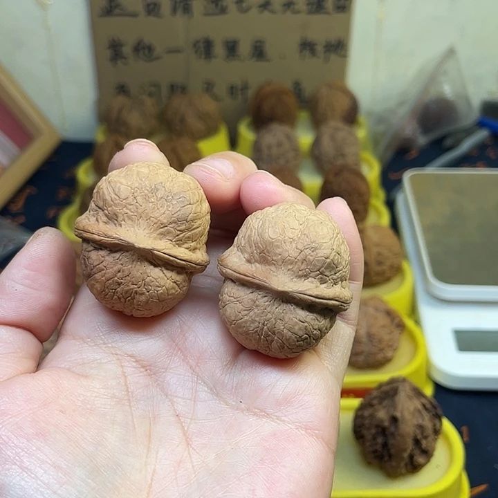 文玩核桃把件29、冰墩墩38