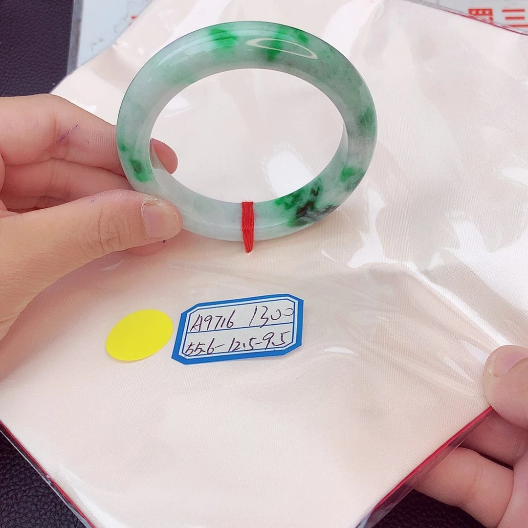 翡翠手镯未镶嵌我