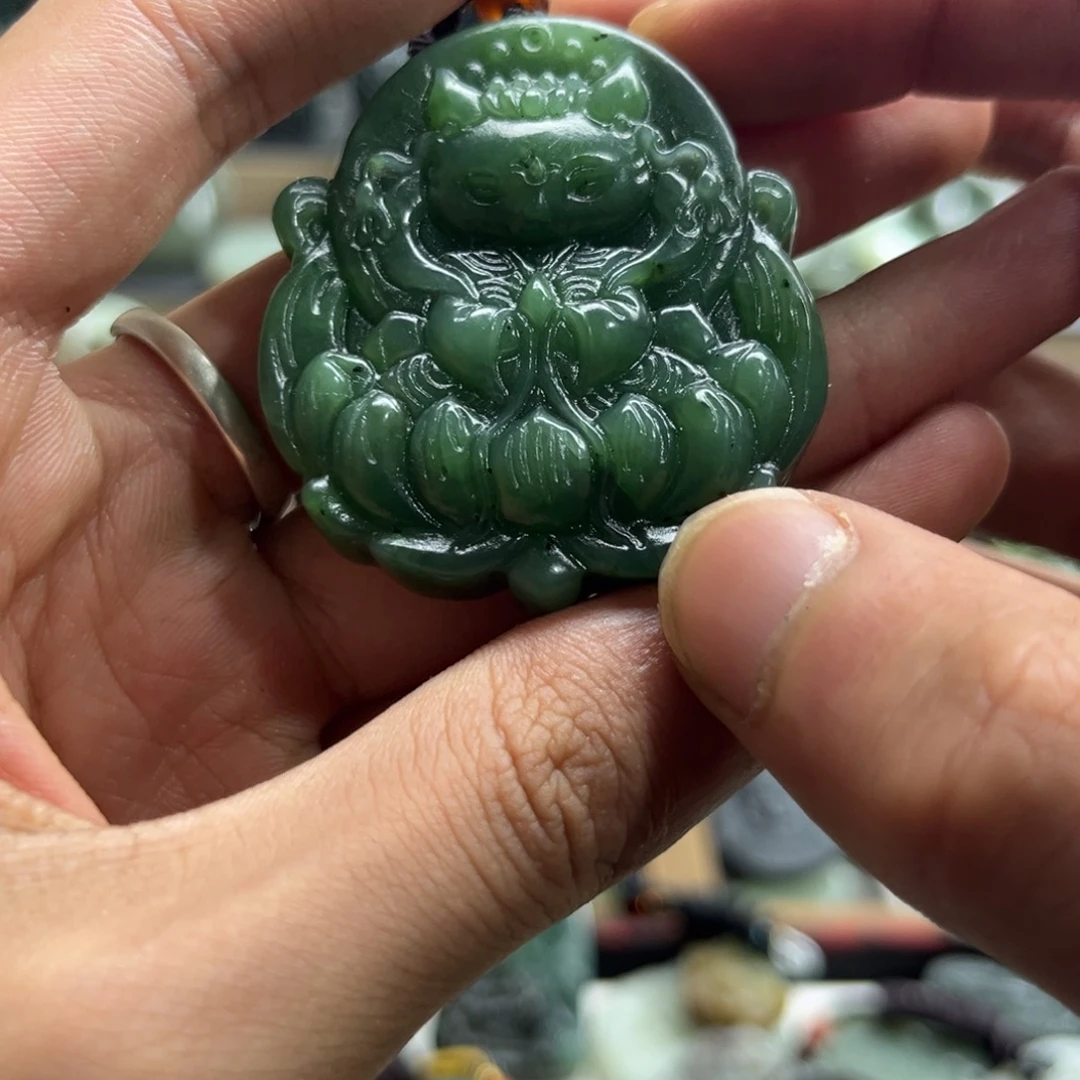 亦***和田玉未镶嵌颈饰