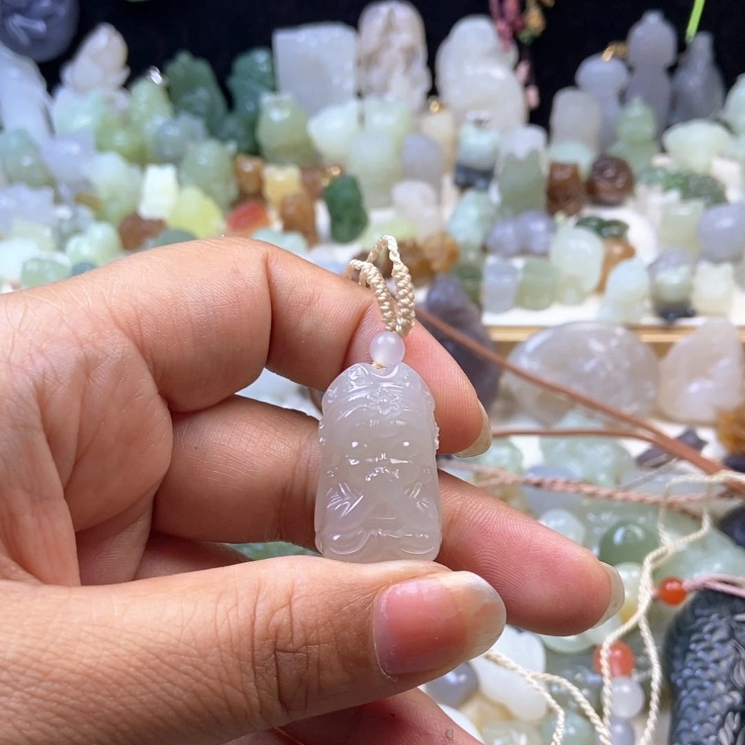 邱***邱和田玉未镶嵌颈饰