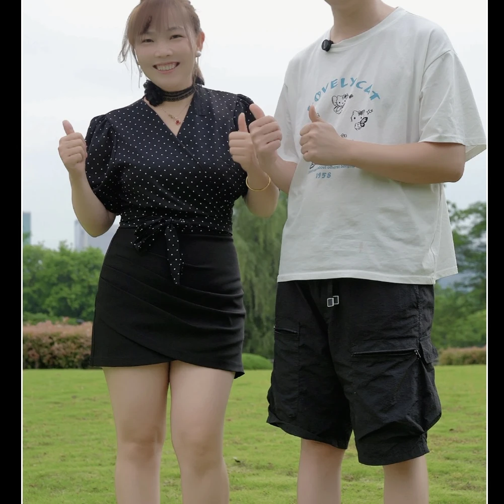 黑波点挂脖花V领上衣黑色不规则短裙套装