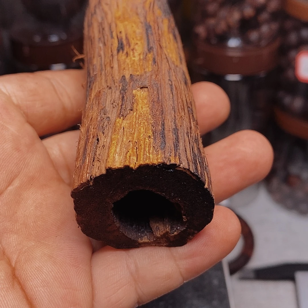 珀***风木65克缅甸小叶降真香手把件