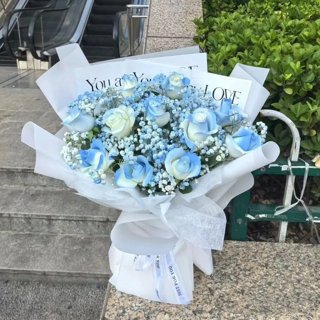 十一支碎冰蓝玫瑰加满天星