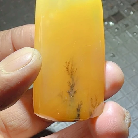 石英质玉(黄龙玉)颈饰未镶嵌无事牌